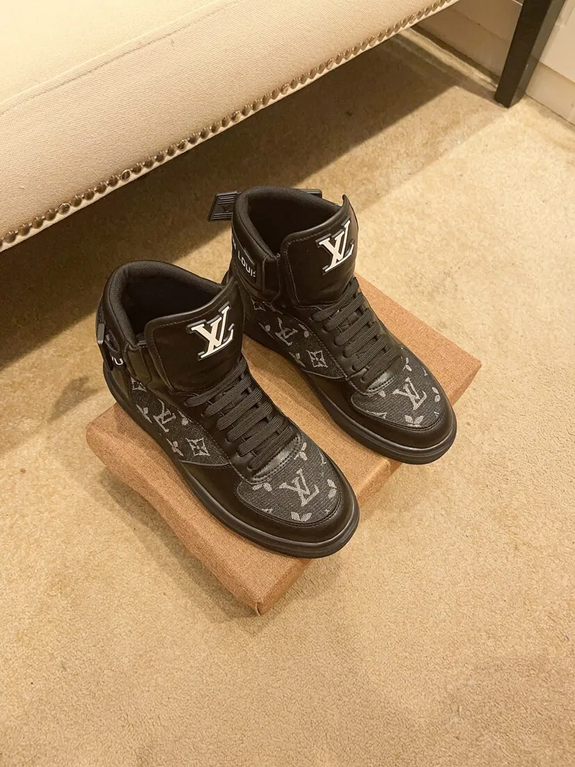 Factory price 440 [LV] Louis Vuitton's latest high-top casual Korean-style men's shoes, new autumn and winter design, perfect workmanship, creating cabinet quality, upper: cowhide material, leather lining; soft and comfortable, rubber outsole ultra-light, wear-resistant, simple, versatile fashion men's shoes, color optional, size 38--44